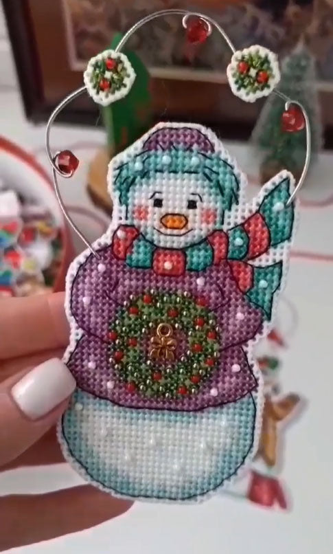 Cozy Crosses Christmas Wreath B003 Counted Cross Stitch Kit, Plastic Canvas Snowman Ornament