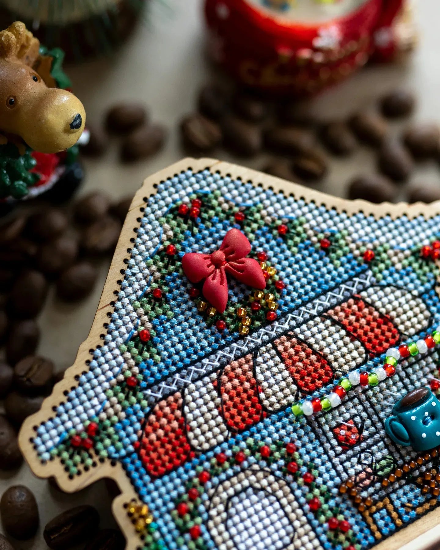 Cozy Crosses Christmas Cafe H004 Counted Cross Stitch Kit, Coffee House on Wood