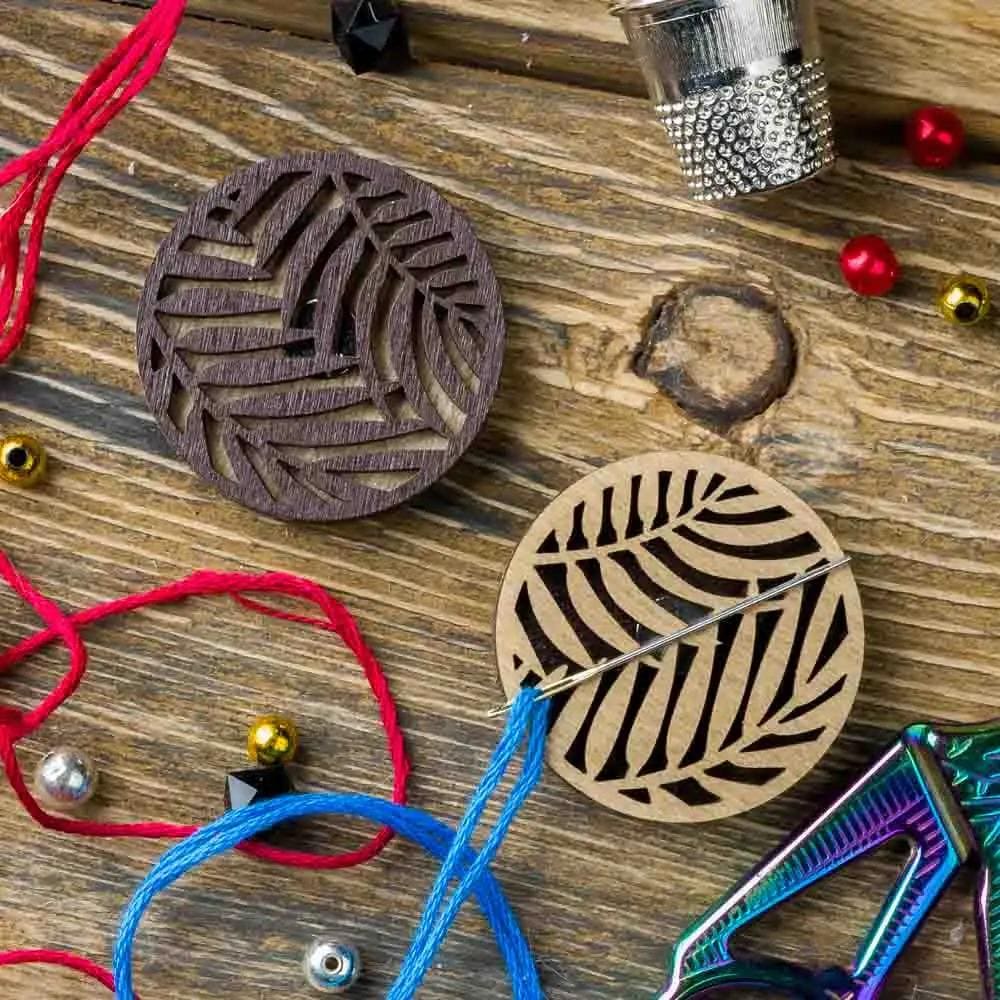 Magnetic needle holder from plywood, 3.5*3.5 cm, MH-046 ( 1 Item)