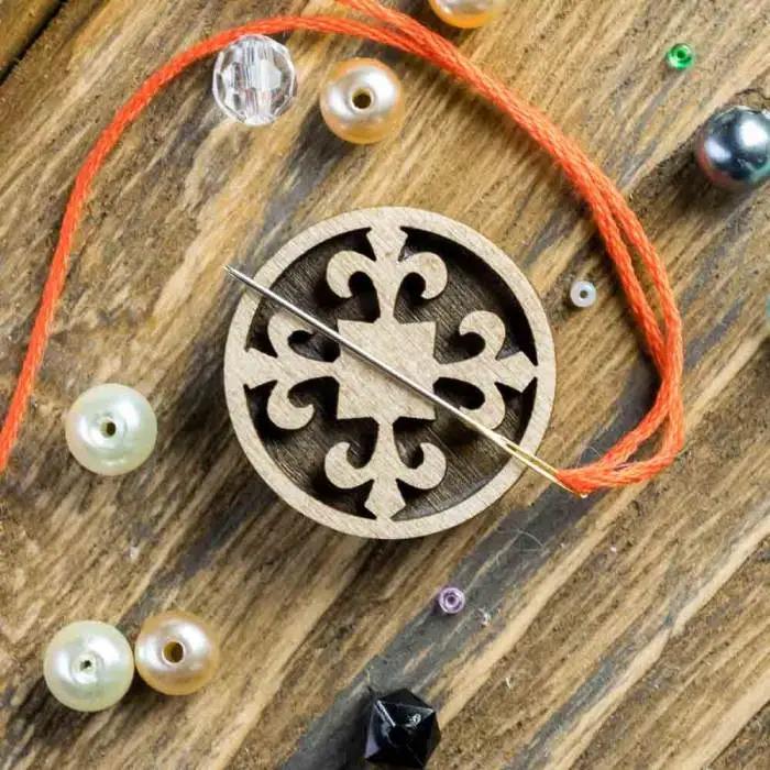 Small Magnetic needle holder from plywood, 3 cm, MH-082 ( 1 Item)