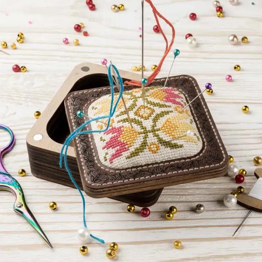 Pincushion kit  plywood with cross stitch top, 8,5*8,5 cm, Wonderland Crafts TL-078 DIY