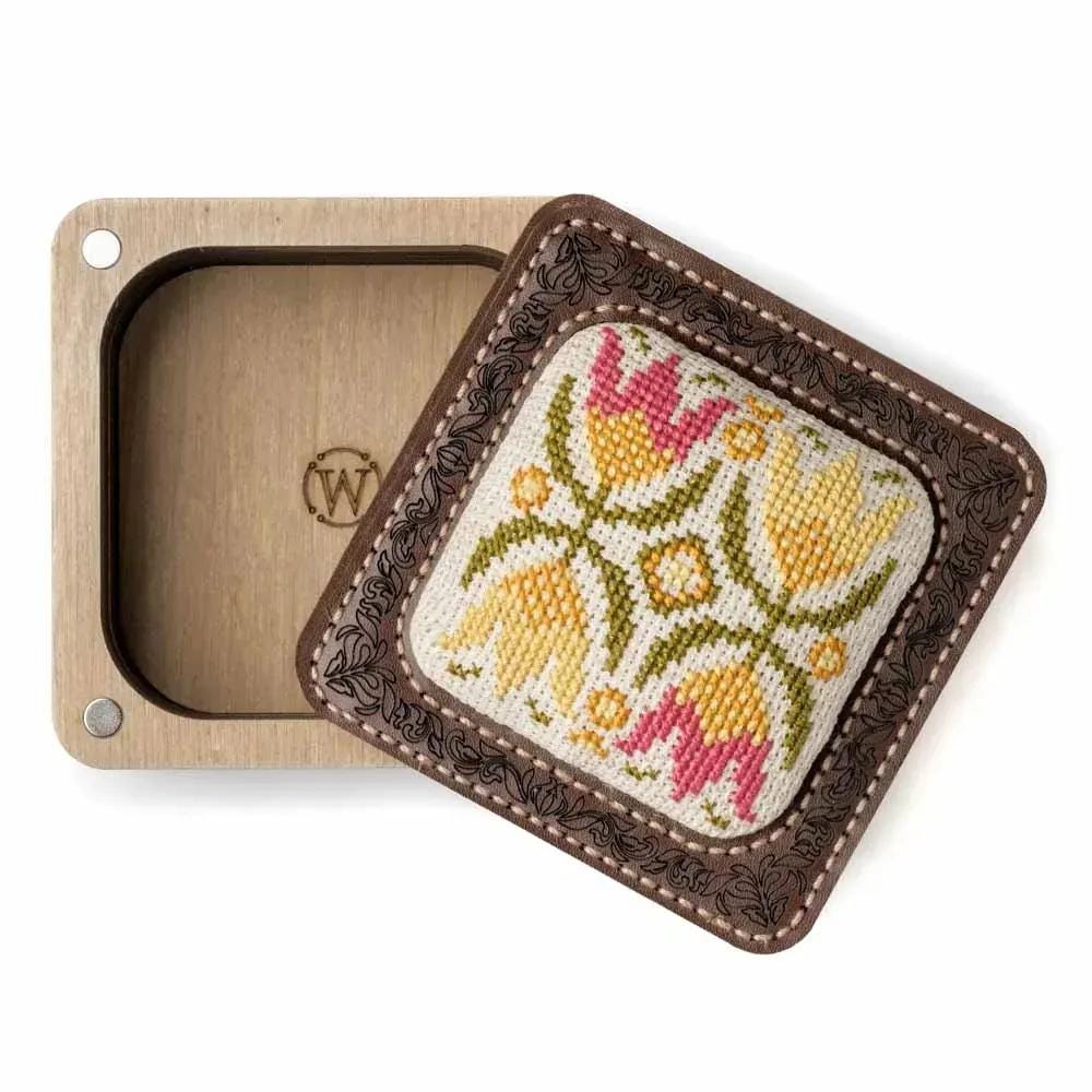 Pincushion kit  plywood with cross stitch top, 8,5*8,5 cm, Wonderland Crafts TL-078 DIY